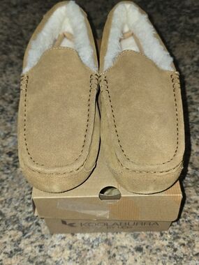 Koolaburra Men’s Tan Suede Moccasin Slippers